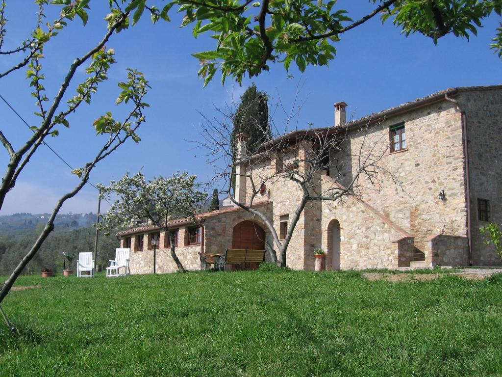 un vieux bâtiment en pierre dans un champ herbeux dans l'établissement Casa il Ponte, à Chianni