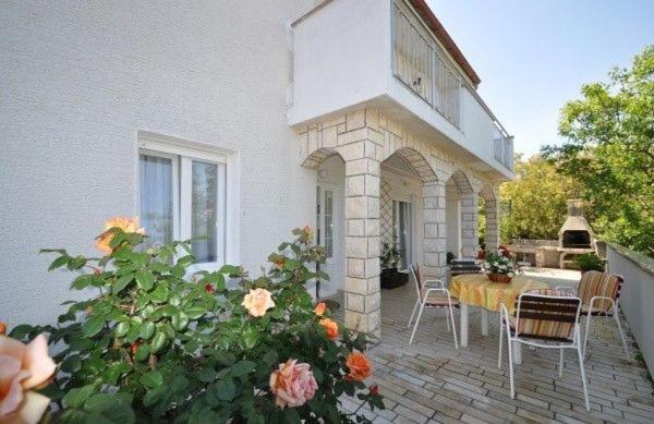 Vonkajšia záhrada v ubytovaní Apartments Vrbnik (879)