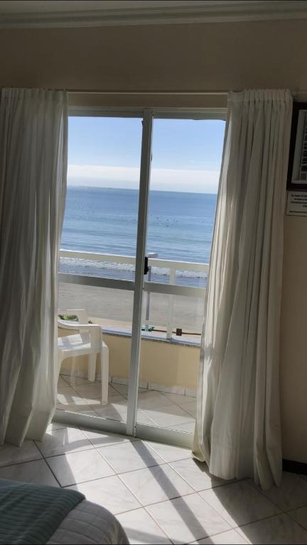 Uma vista do mar tirada da pousada