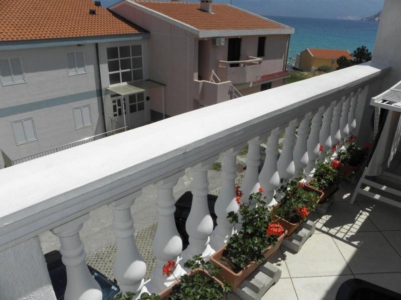 Balkón alebo terasa v ubytovaní Apartments Milan in Baska (863)