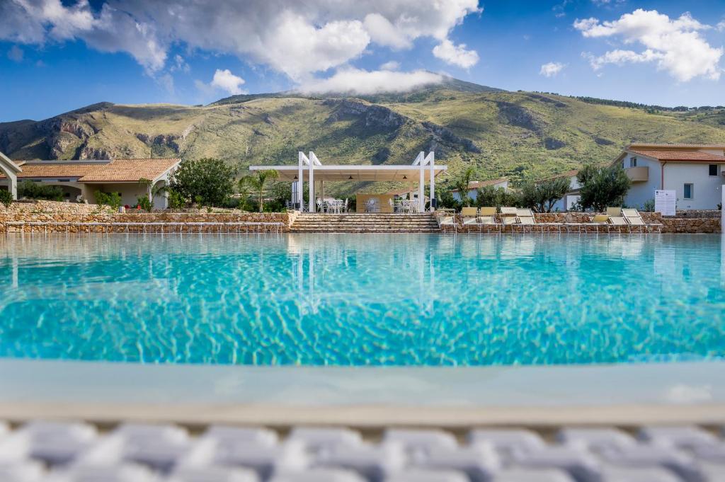 カステッランマーレ・デル・ゴルフォにあるBorgo Aranci - Villa Tulipanoの山を背景にしたスイミングプール
