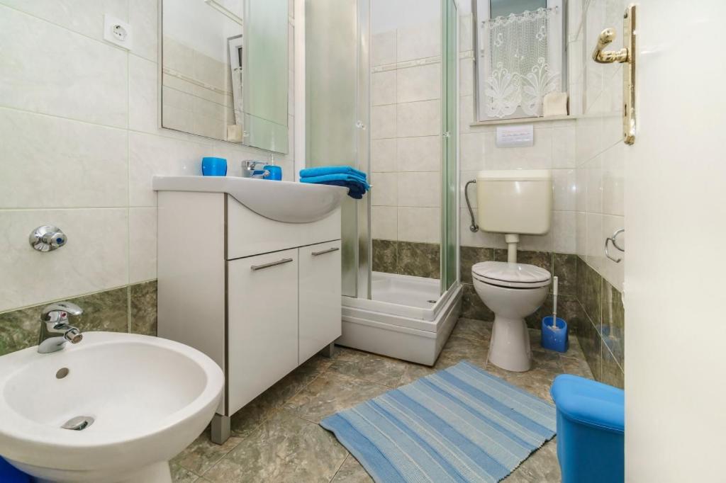 Kúpeľňa v ubytovaní Beachfront Apartments Pisak 102