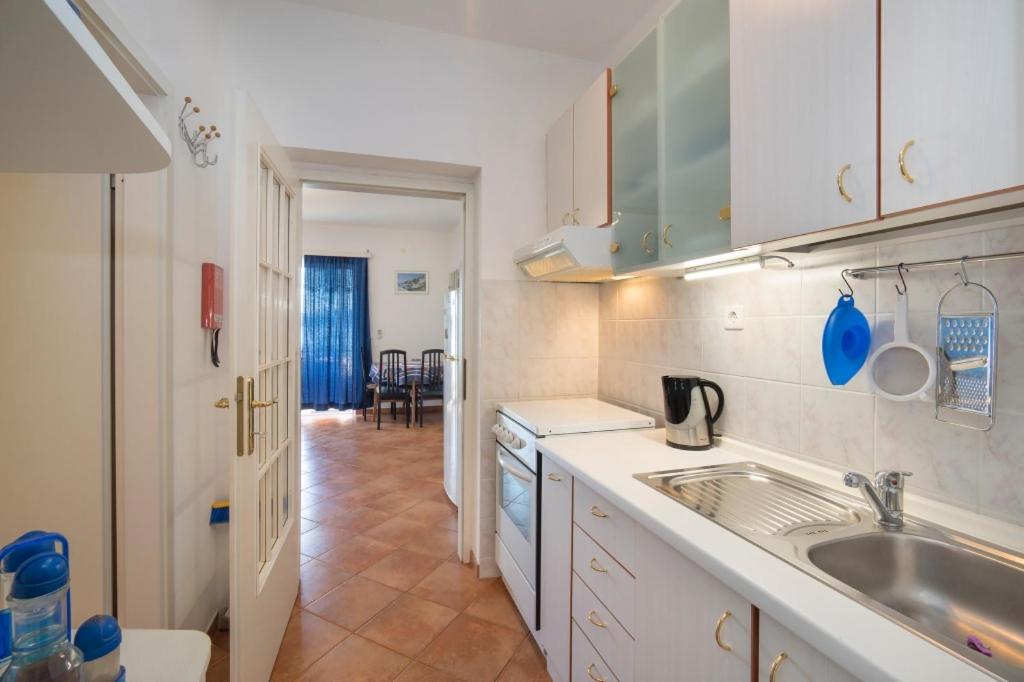Kuchyňa alebo kuchynka v ubytovaní Beachfront Apartments Pisak 102