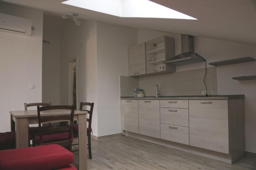 Kuchyň nebo kuchyňský kout v ubytování Apartment in Susak with air conditioning, W-LAN (3865-6)