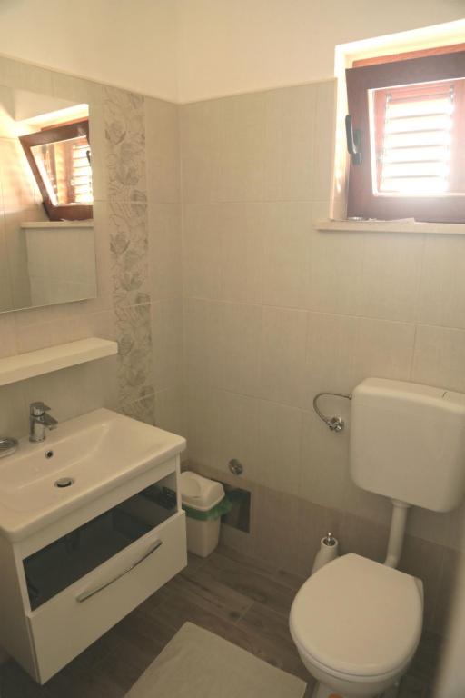 Koupelna v ubytování Apartment in Susak with air conditioning, W-LAN (3865-6)