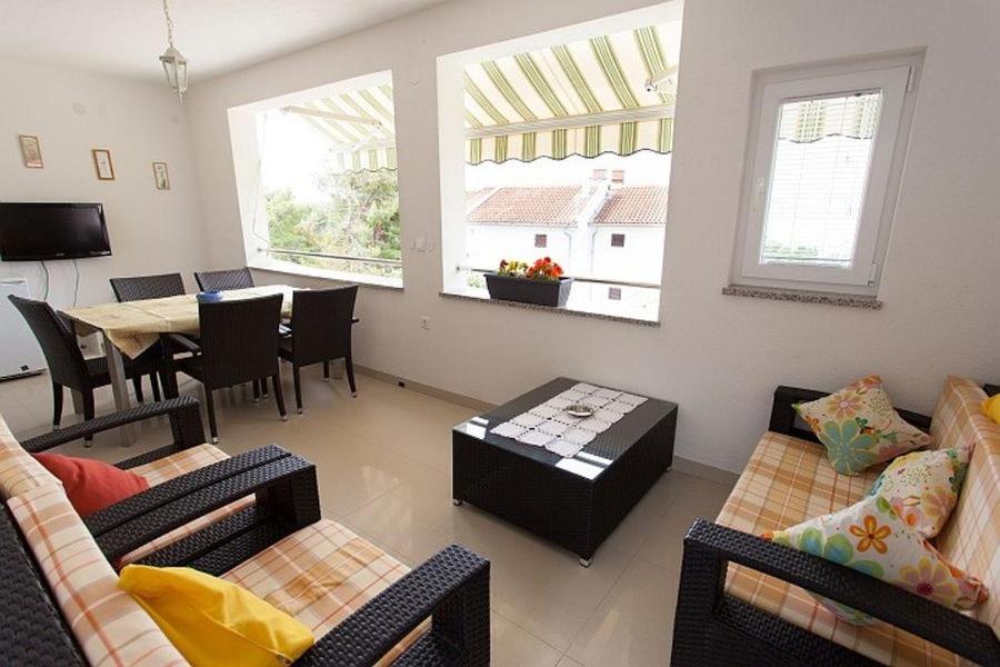 Televízia a/alebo spoločenská miestnosť v ubytovaní Large Terrace Apartment in Omisalj 3623-3