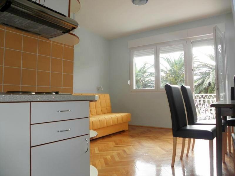 Kuchyňa alebo kuchynka v ubytovaní Apartment in Duce with sea view, terrace, air conditioning, Wi-Fi (4166-2)