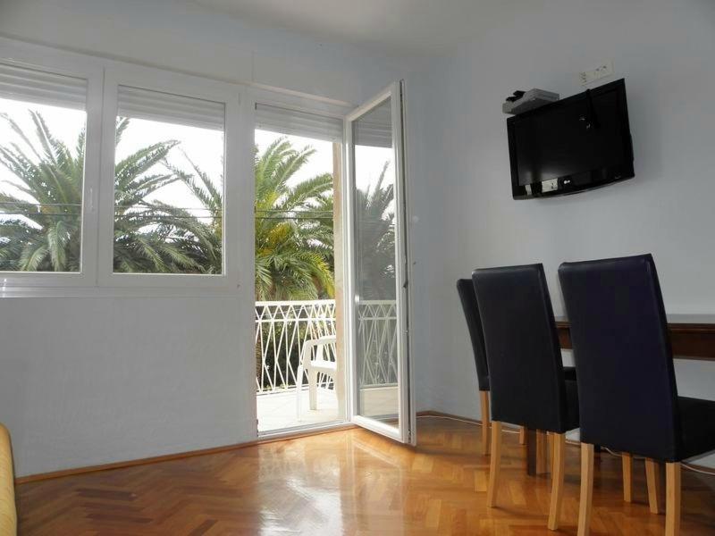 Televízia a/alebo spoločenská miestnosť v ubytovaní Apartment in Duce with sea view, terrace, air conditioning, Wi-Fi (4166-2)