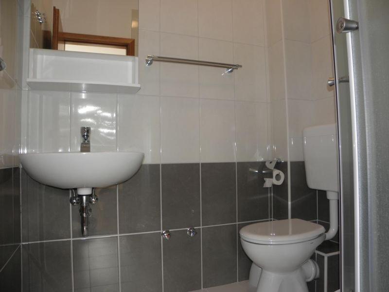 Kúpeľňa v ubytovaní Apartment in Duce with sea view, terrace, air conditioning, Wi-Fi (4166-2)