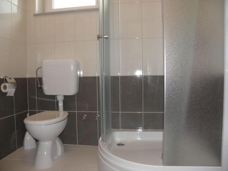 Kúpeľňa v ubytovaní Apartment in Duce with sea view, terrace, air conditioning, Wi-Fi (4166-2)