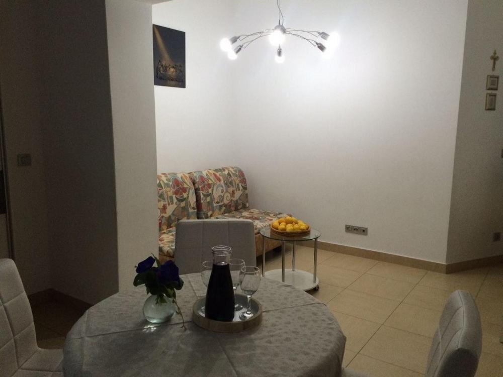 Posedenie v ubytovaní Beachfront Apartment with seaview 3425-12