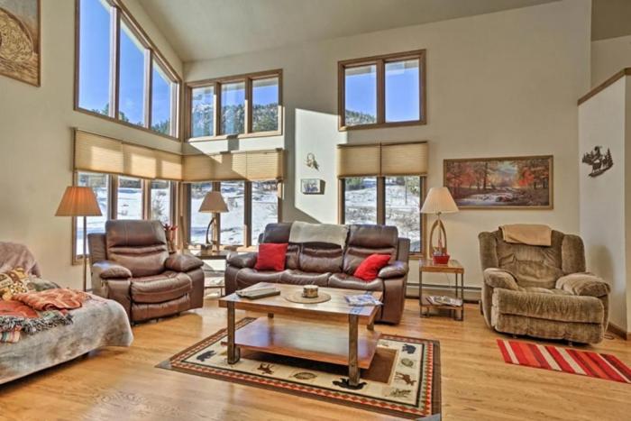 uma sala de estar com sofás e uma mesa em Elk Ridge Retreat #3098 em Estes Park