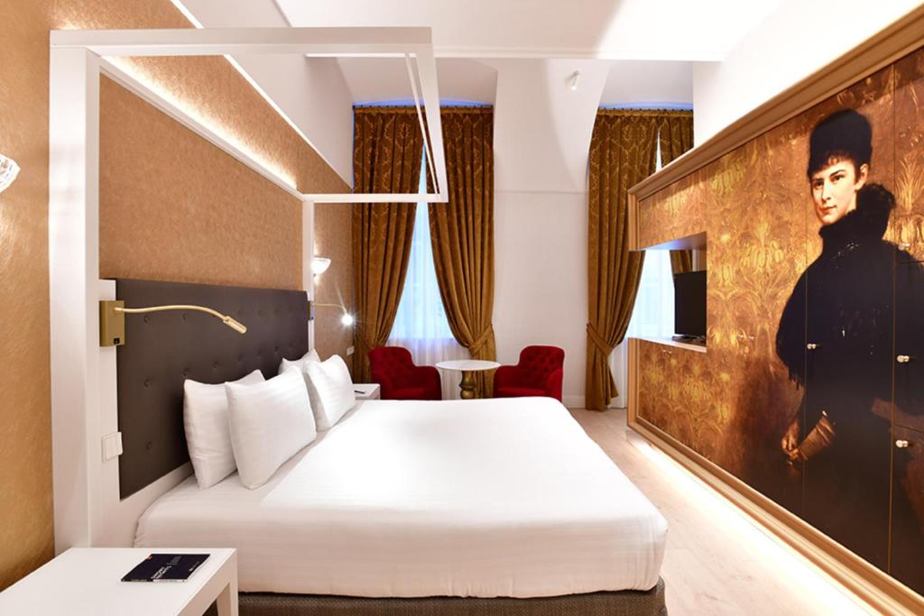 A bed or beds in a room at Áurea Ana Palace by Eurostars Hotel Company