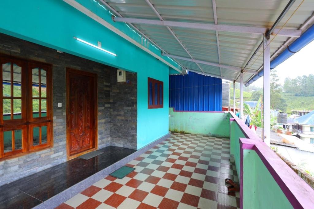 een kamer met een geruite vloer bij CARMEL HOME STAY in Munnar