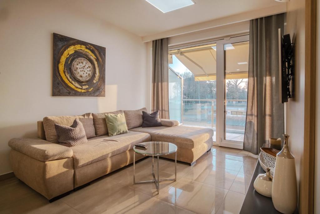 salon z kanapą i stołem w obiekcie MyFlat Casa Panorama Apartment w Siófoku