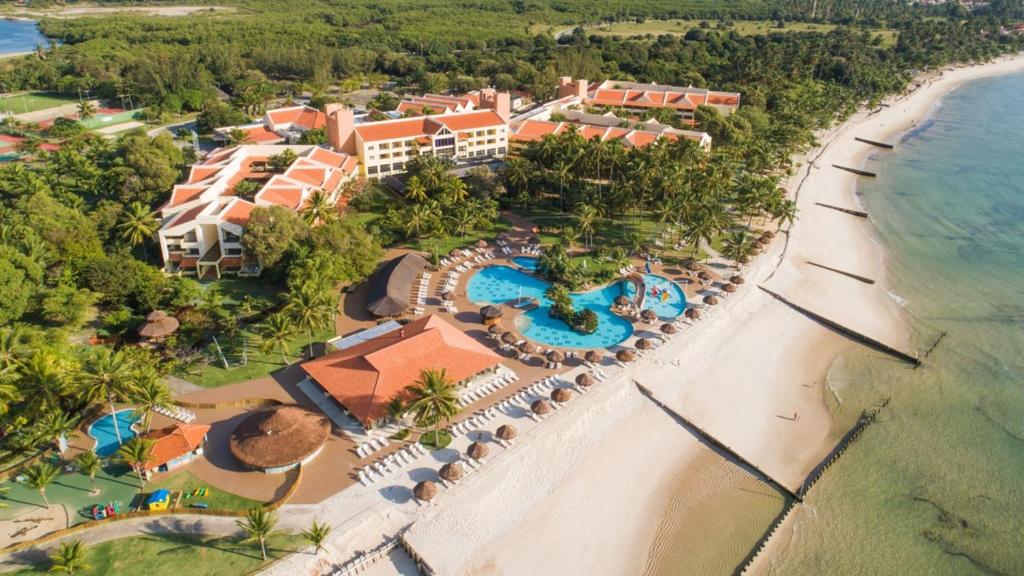 eine Luftansicht auf das Resort und den Strand in der Unterkunft Vila Galé Eco Resort do Cabo - All Inclusive in Cabo de Santo Agostinho