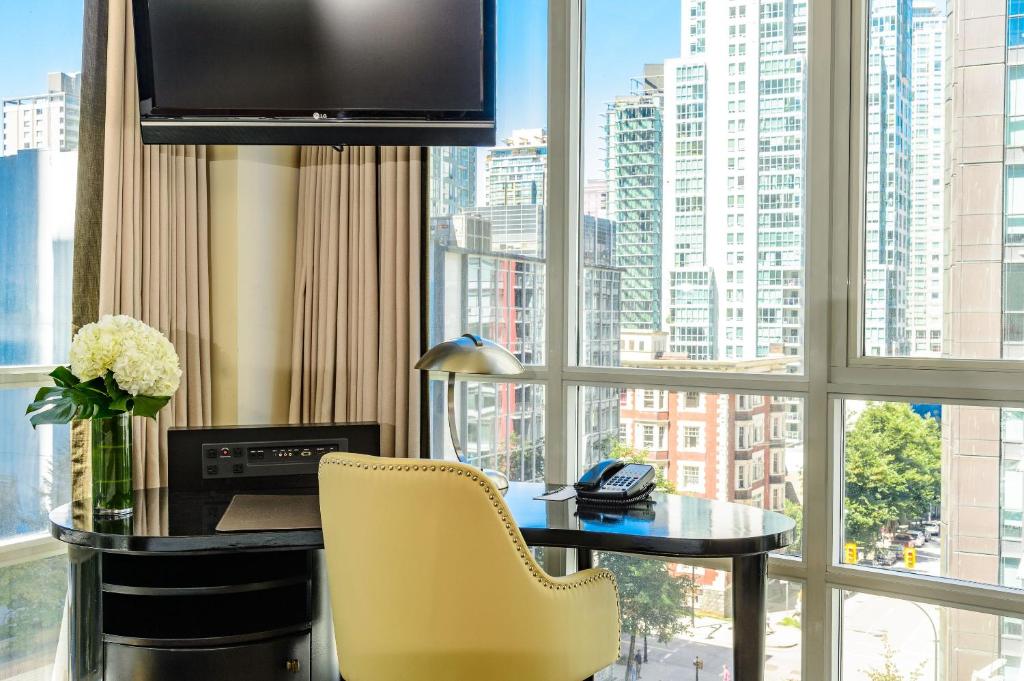 TV a/nebo společenská místnost v ubytování Loden Vancouver