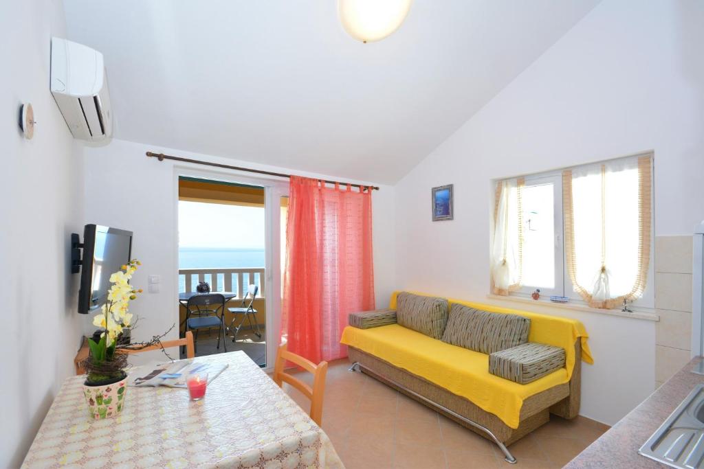 Televízia a/alebo spoločenská miestnosť v ubytovaní Apartments Punta Milna