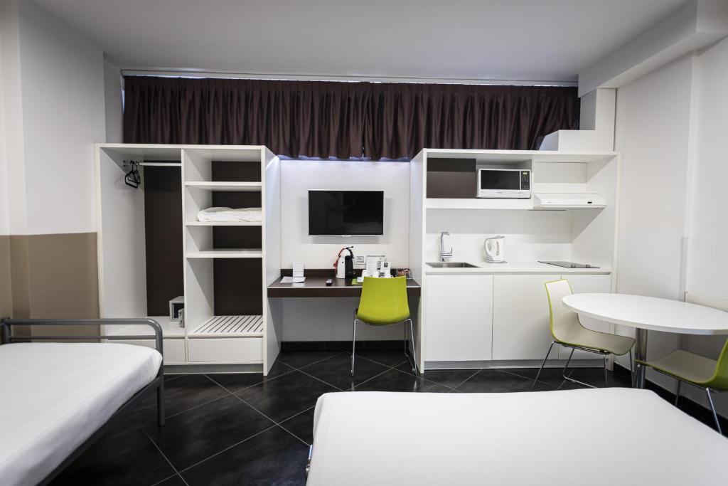 Pokój z łóżkiem i biurkiem z komputerem w obiekcie 57 Reshotel Orio w mieście Orio al Serio