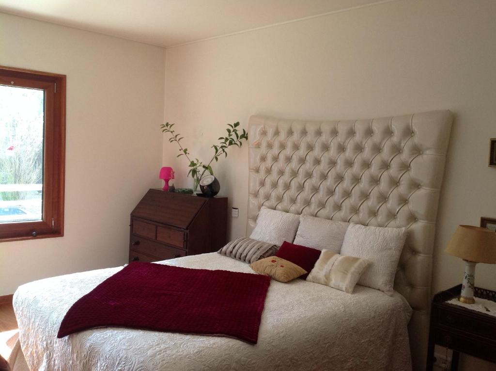 a bedroom with a large white bed and a window at Canas Guest House in Lisbon (AL) in Lisbon