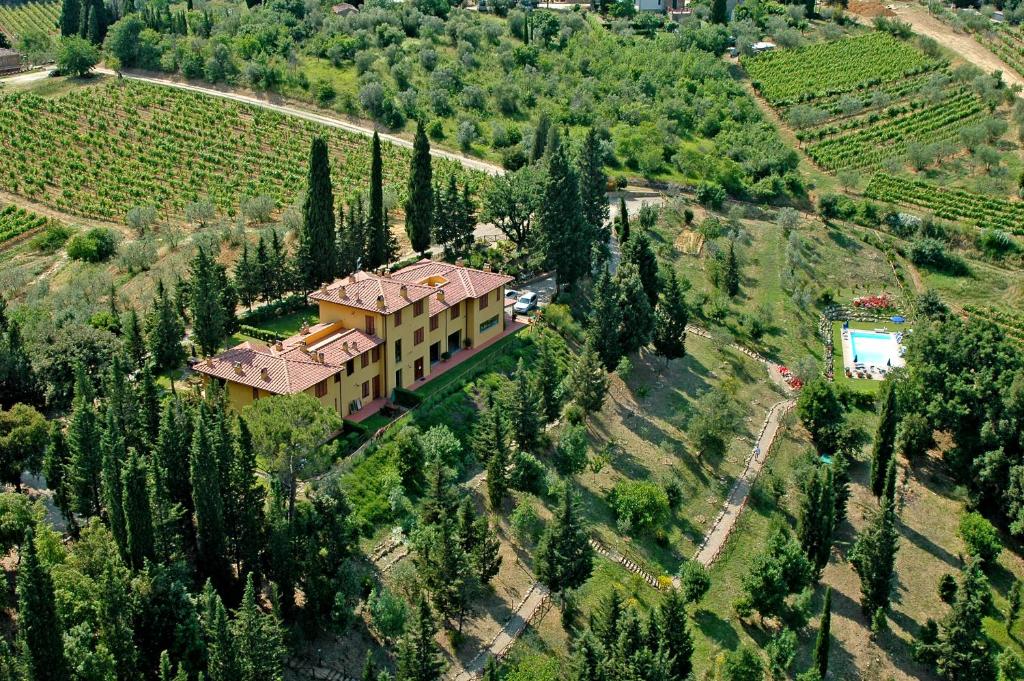 z góry widok na dom z drzewami w obiekcie Tenuta la Cipresseta w mieście Monsanto