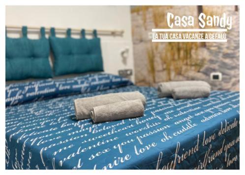 a bed with two pillows on top of it at Casa Sandy in Cefalù