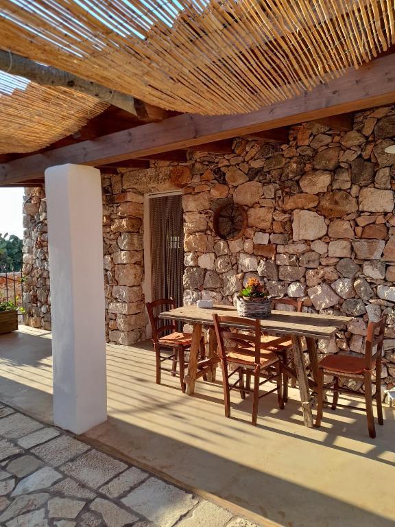Patio alebo iná vonkajšia časť ubytovania Trullo "Il fico d'india"