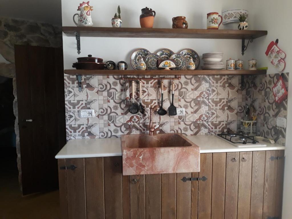 Kuchyňa alebo kuchynka v ubytovaní Trullo "Il fico d'india"