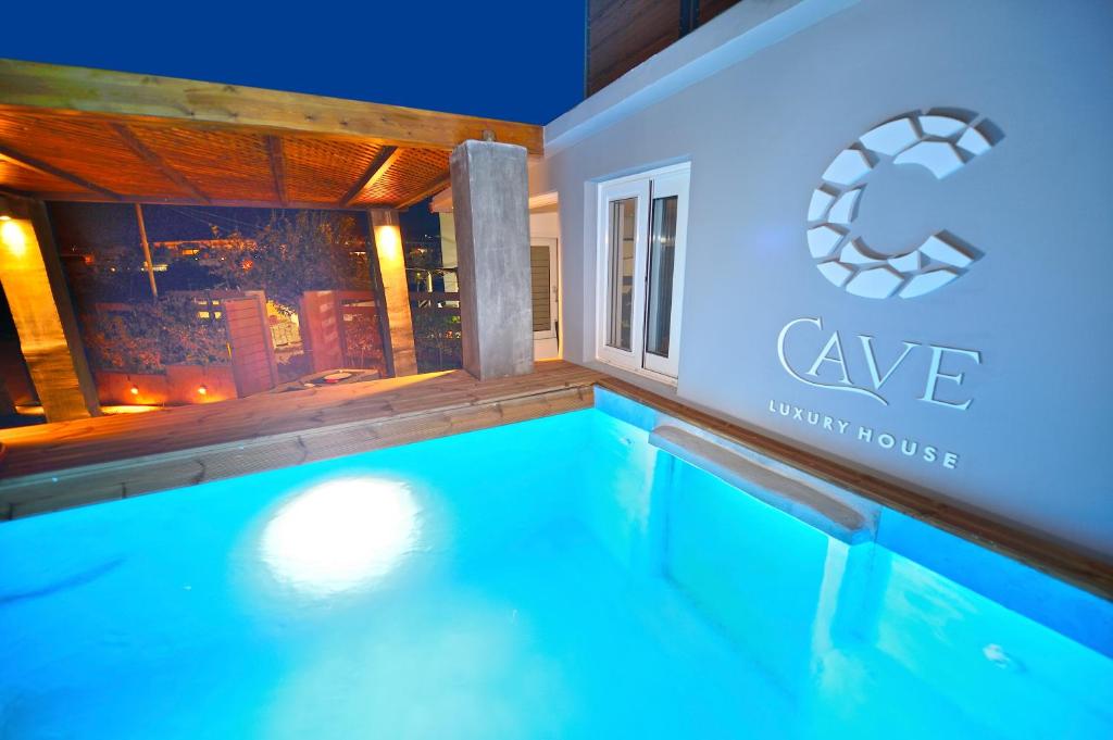 einen Pool in einem Haus mit blauer Beleuchtung in der Unterkunft CAVE Luxury House in Kissamos