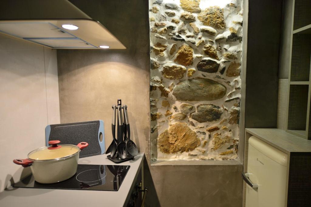 Kuchyňa alebo kuchynka v ubytovaní CAVE Luxury House