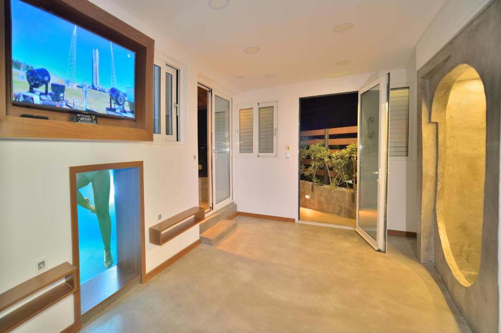 Televízia a/alebo spoločenská miestnosť v ubytovaní CAVE Luxury House