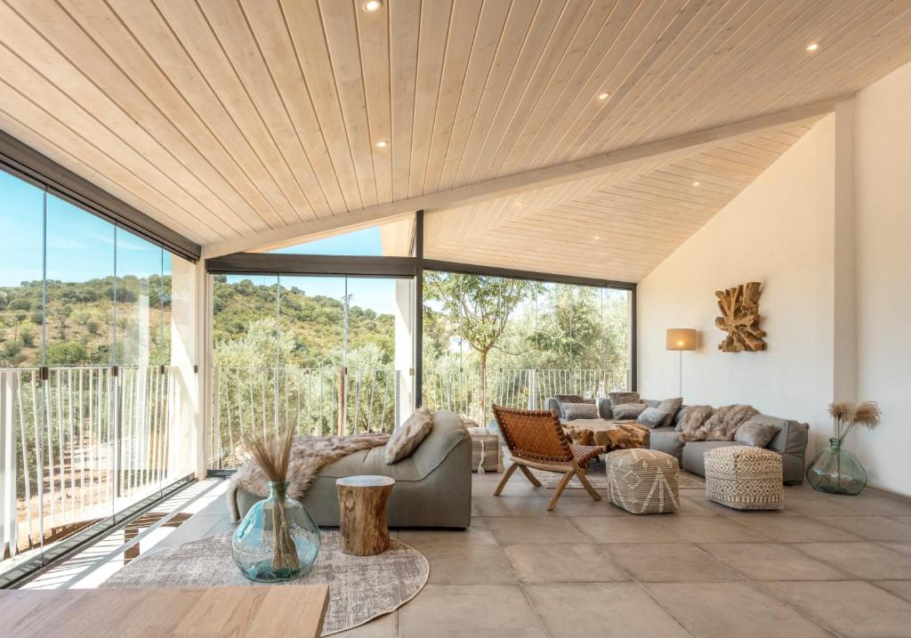 una sala de estar con un sofá y una mesa en Hacienda Fresneda María by Charming Stay Adults Recommended, en Villanueva del Rosario