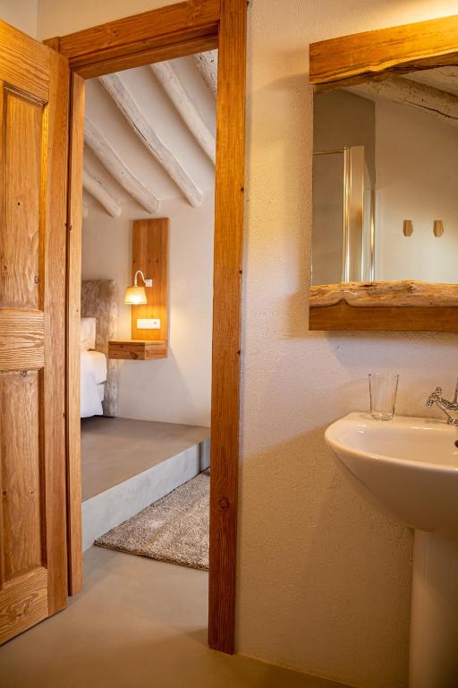 un baño con lavabo y espejo en Hacienda Fresneda María by Charming Stay Adults Recommended, en Villanueva del Rosario