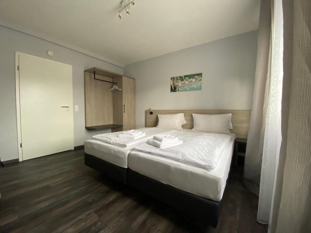 Postel nebo postele na pokoji v ubytování Landgasthof-Bikerhotel Arnold