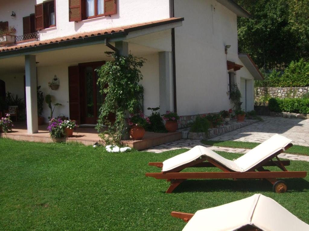 A garden outside B&B Il Cantico