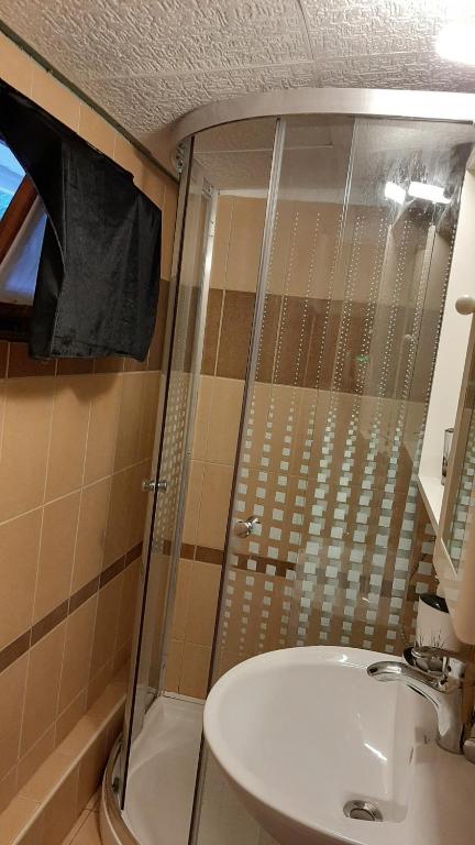 Vannituba majutusasutuses Onix- Kis-tó Apartman ORFŰ