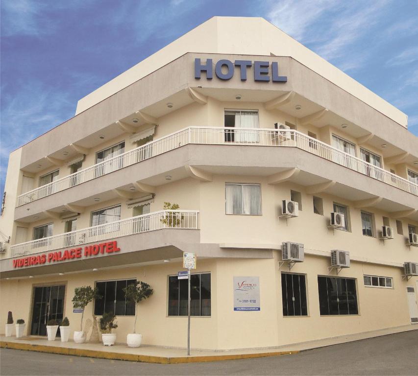 a building with a hotel on top of it at Videiras Palace Hotel in Cachoeira Paulista