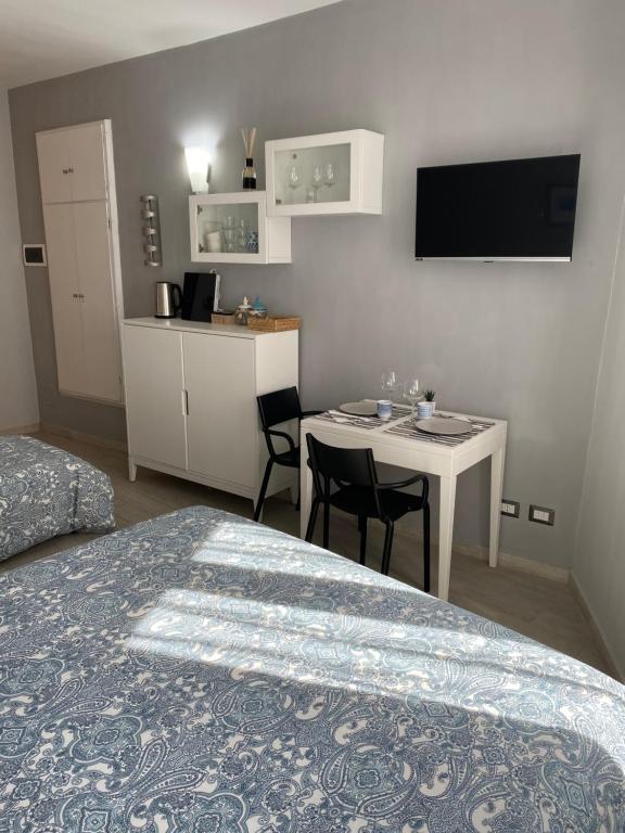 a bedroom with a bed and a table with chairs at SeaBreeze Vernazza in Vernazza