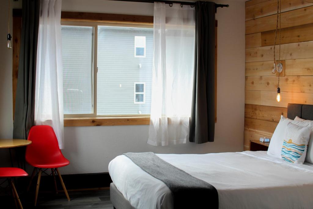 Postel nebo postele na pokoji v ubytování Adrift Hotel