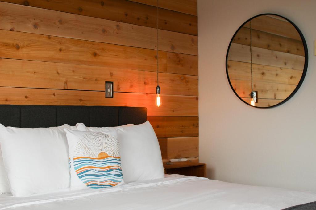 Postel nebo postele na pokoji v ubytování Adrift Hotel