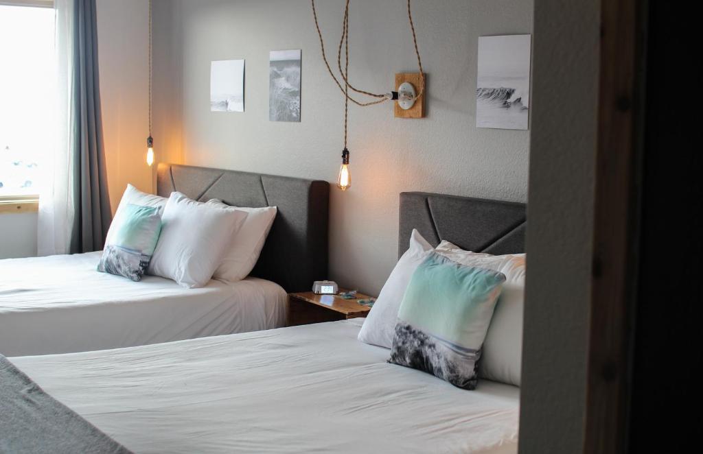 Postel nebo postele na pokoji v ubytování Adrift Hotel