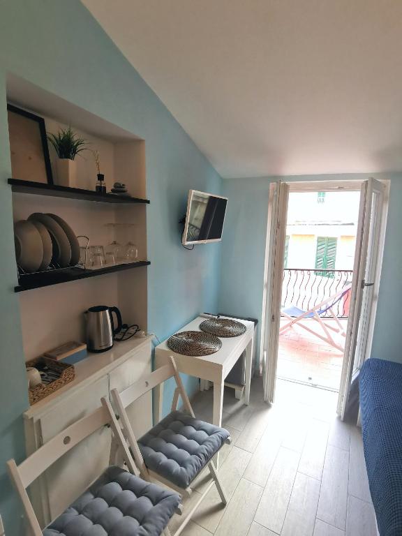 a room with a table and chairs and a table and a window at SeaBreeze Vernazza in Vernazza