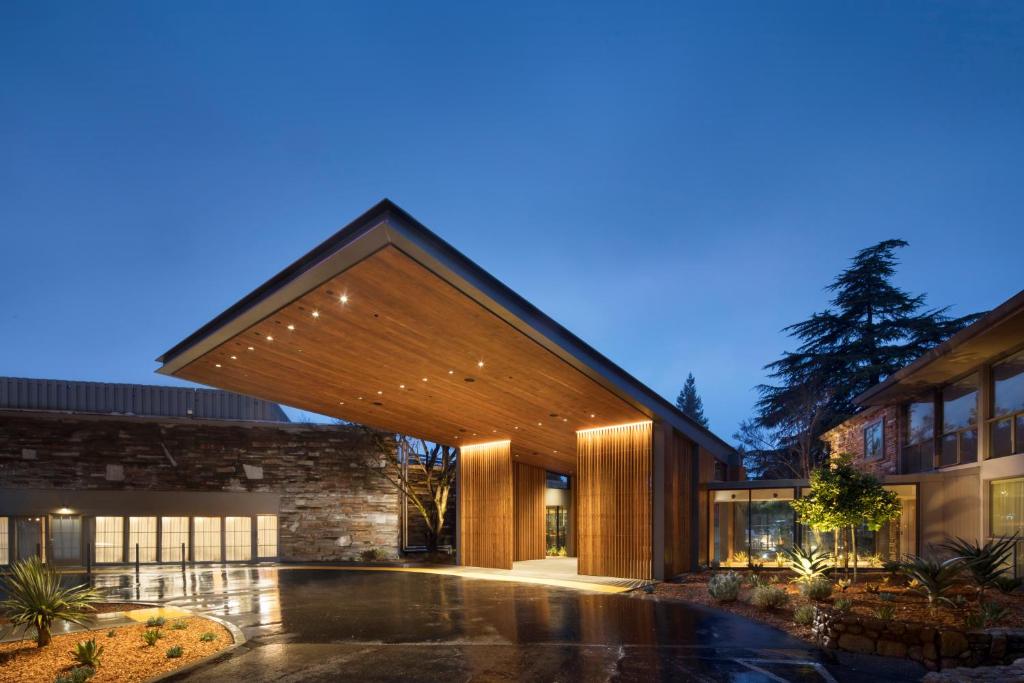 圣罗莎Flamingo Resort & Spa Santa Rosa Sonoma, Tapestry by Hilton的享有带大型木质建筑的房屋外部景致