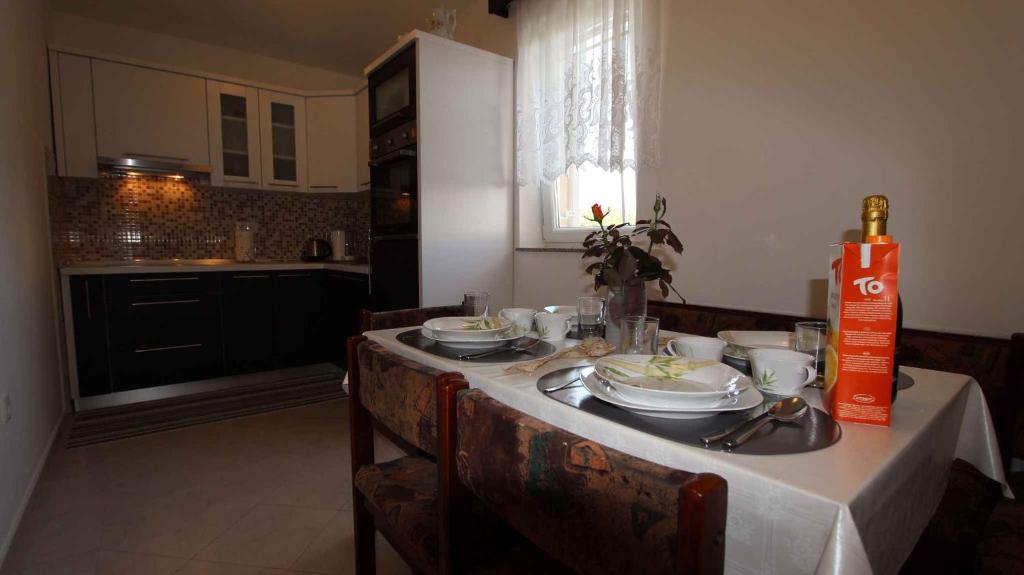 Kuchnia lub aneks kuchenny w obiekcie Malinska Apartment 2