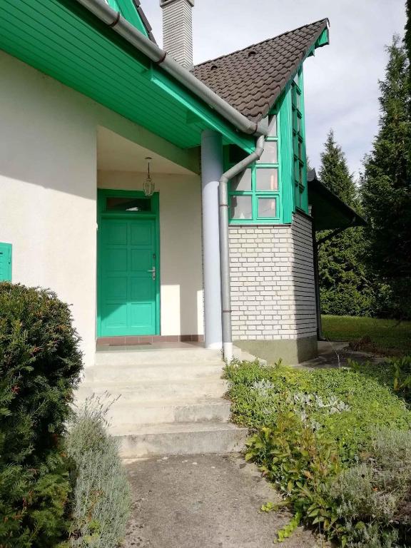 ザラカロシュにあるApartment in Zalakaros/Thermalbad 33089の歩道付家の緑の扉