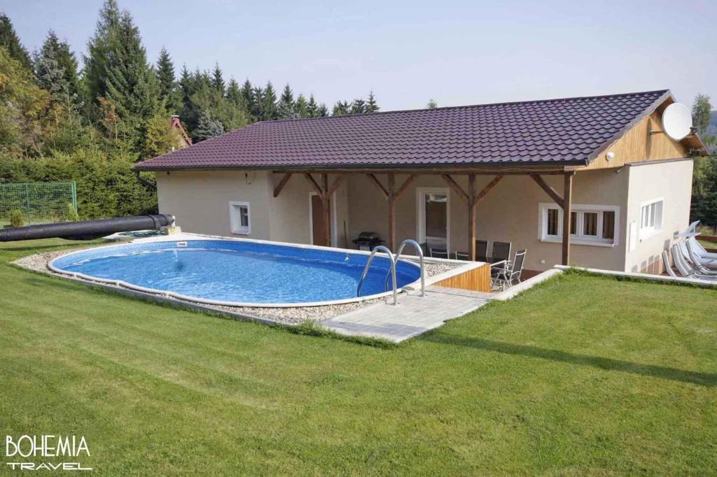 Svahová的住宿－斯瓦霍娃度假屋1號，庭院中带游泳池的房子