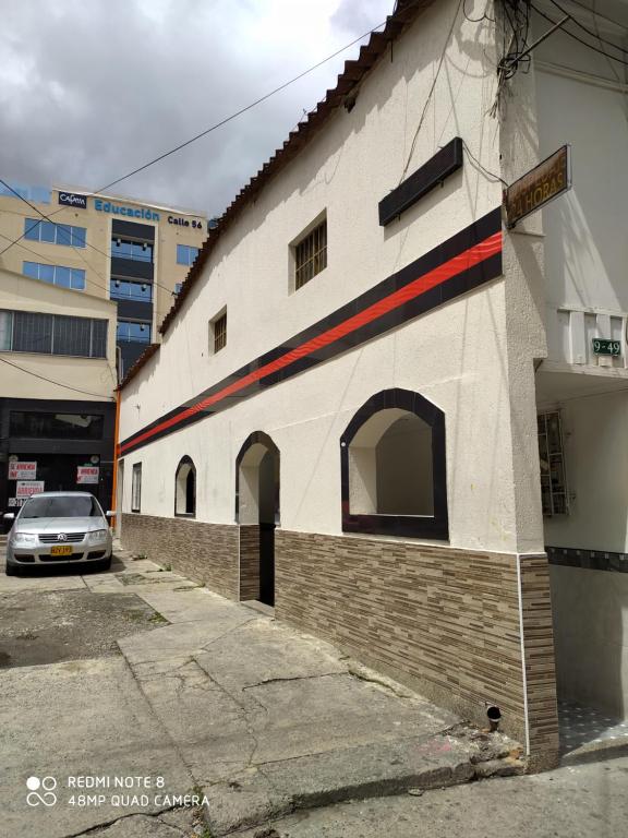 un edificio con un coche aparcado delante de él en Hospedaje Wicirare, en Bogotá