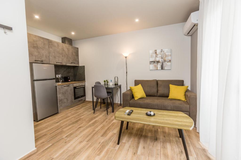 Kuchyň nebo kuchyňský kout v ubytování Raise Athens Metro Apartments