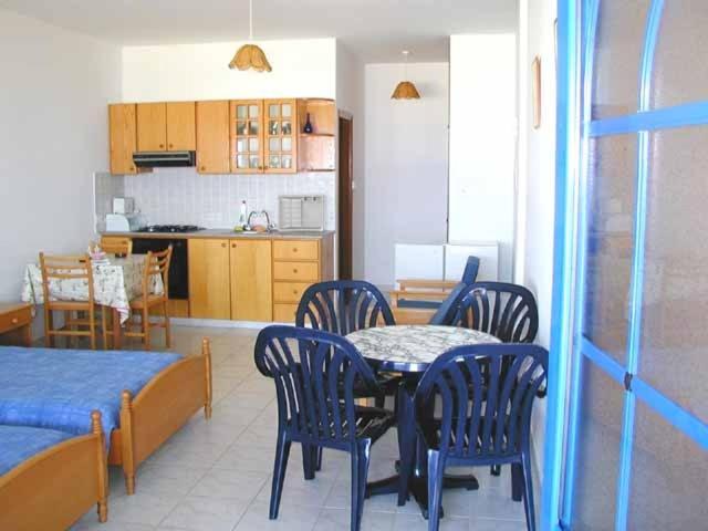 Kuchyň nebo kuchyňský kout v ubytování Sun Camero Apartments