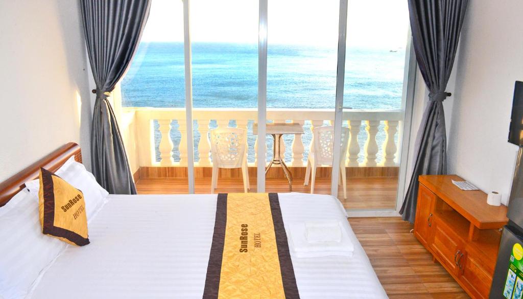 Xã Thang Tam的住宿－Sun Rose Hotel & Apartment，一间卧室配有一张床,享有海景
